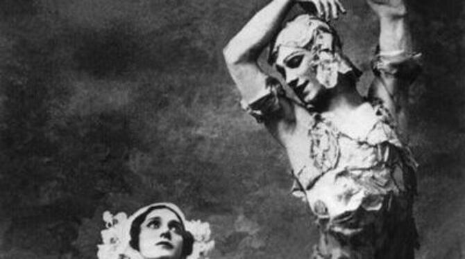 Hier tanzt der russische Tänzer und Choreograf Waslaw Nijinsky mit einer Ballerina auf einer Pariser Bühne um 1922. Vor 100 Jahr