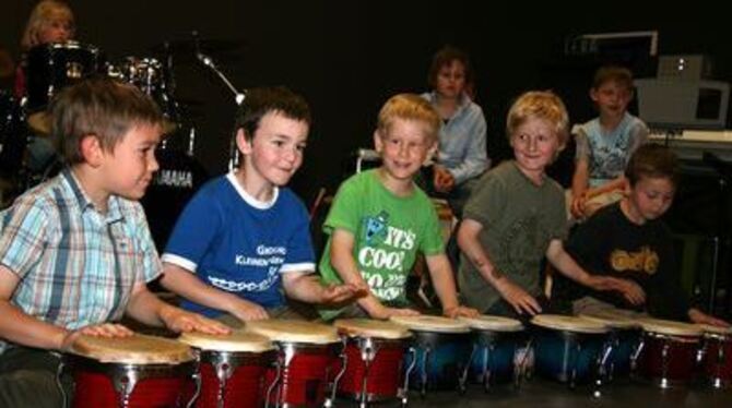 Spaß am Musizieren hatten die Kleinengstinger Grundschüler bei ihrem Vorspielabend in der Festhalle der Waldorfschule.
FOTO: LEI