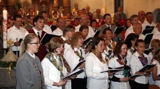 Ein vierzigköpfiger Projektchor musizierte in Steinhilben zusammen mit den Augstbergmusikanten.
FOTO: LEIPPERT