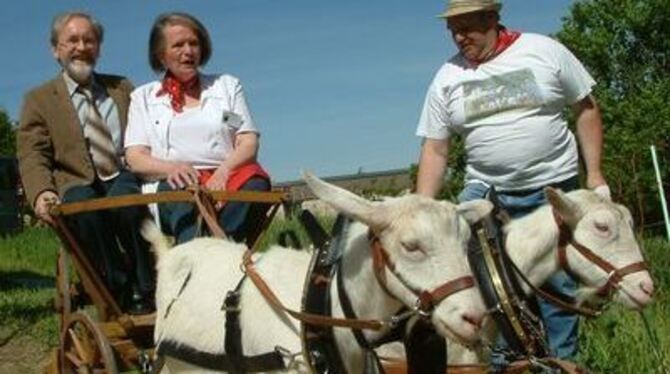 Hedy Butzen und Bürgermeister Heß hoch auf dem Ziegenwagen.
FOTO: KABLAOUI