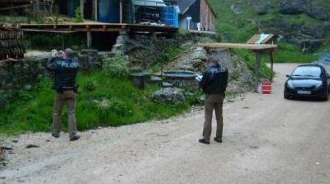 Polizeibeamte ermitteln in Sachen Vandalismus im Naturtheater Hayingen. FOTO: PR