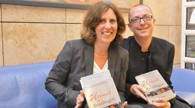 &raquo;Geschafft!&laquo; Ursula Weber und Artur C. Ferdinand freuen sich über das rege Interesse an der Buchpremiere. FOTO: TRIN