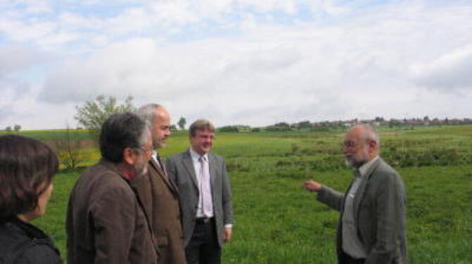 Ein Gewinn für die Natur: Kurt Renner (rechts), Leitender Ingenieur des Flurbereinigungsverfahrens Upfingen/Sirchingen, erklärt