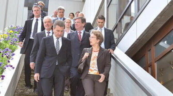 Gipfeltreffen in Reutlingen: Ministerpräsident Günther Oettinger (CDU) mit OB Barbara Bosch auf der Rathaustreppe. Dahinter: Jus