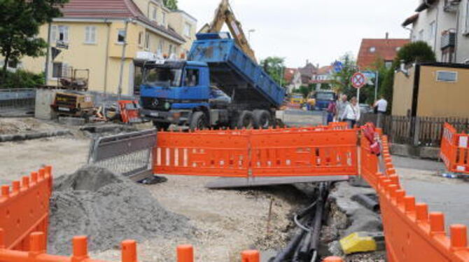 In der Alteburgstraße wird kräftig gebuddelt. Derzeit werden in den künftigen Gehwegen Kabel der Telekom verlegt. GEA-FOTO: PACH