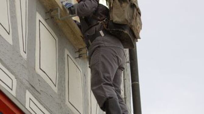 Wo die Leiter nicht reicht, müssen die Schultern des Kollegen herhalten, auch bei der Übung in Ofterdingen. FOTO: PETRAT