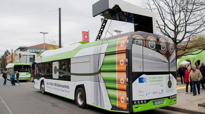 Bald auf Linie 8 des städtischen Busnetzes: ein elektrisch betriebener Bus mit Ladestation, hier in der Stadt Hannover. FOTO: DP