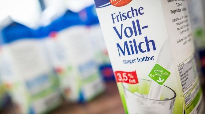 Gentechnikfreie Vollmilch. Foto: Christoph Schmidt/dpa