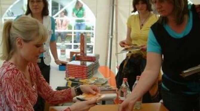 Tatjana Geßler signiert nach der Lesestunde ihre Bücher.  FOTO: KABLAOUI