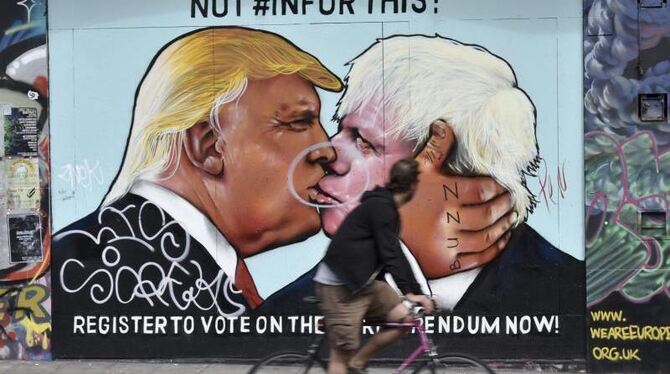 Leidenschaft: Donald Trump und Boris Johnson, nicht nur durch wunderliche Frisuren vereint, auf einem Graffiti in der englisc