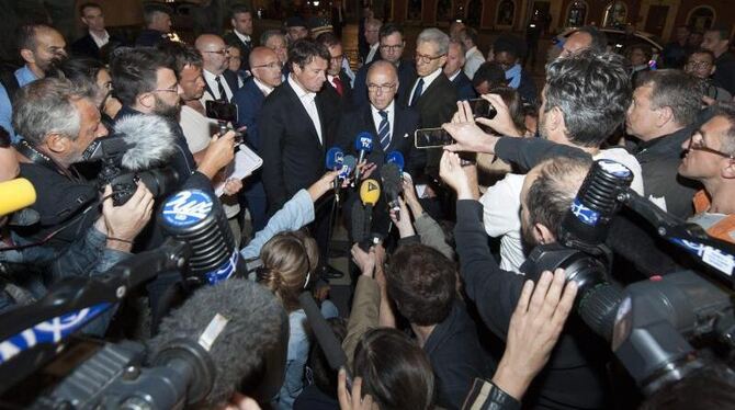 Frankreichs Innenminister Cazeneuve spricht in Nizza zu Medienvertretern. Foto: Olivier Anrigo