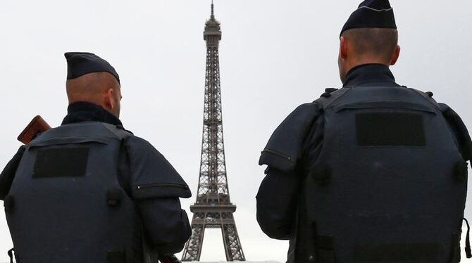 Polizisten patroullieren vor dem Eiffelturm in Paris. Foto: Guillaume Horcajuelo