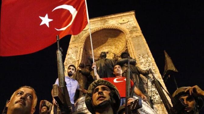 Türkische Soldaten sind in der Nacht des Putschversuches am Taksim-Platz in Istanbul aufmarschiert. Foto: Sedat Suna