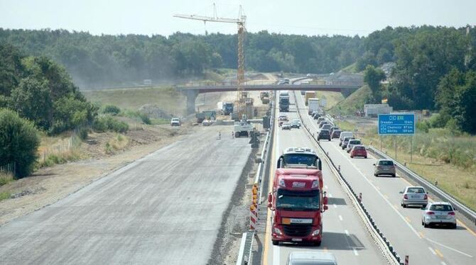 Baustelle auf der Autobahn 13 (A13) zwischen AS Ruhland und AS Ortrand in Sachsen. Foto: Arno Burgi