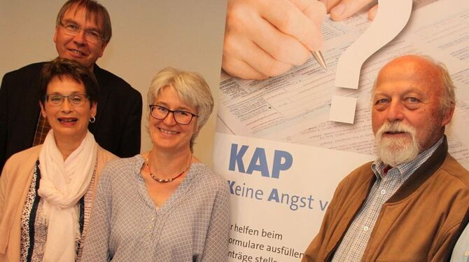 Zeigen sich überzeugt von dem Projekt »Keine Angst vor Papierkram«: von links Pfarrer Christoph Zügel, Annemarie Schimpf, Andrea