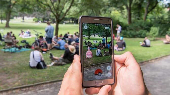 Mit der App »Pokémon Go« können Spieler überall auf die Suche nach den Taschenmonstern gehen. Foto: Sebastian Gollnow