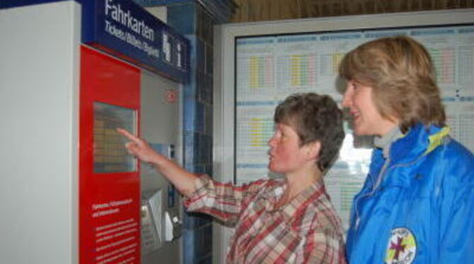 Sylvia Takacz (rechts) erklärt Beate Jakubczak den Fahrkartenautomaten am Tübinger Bahnhof. FOTO: WALZ