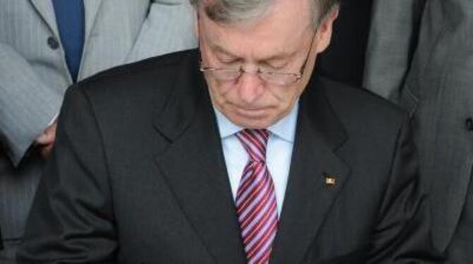 Bundespräsident Horst Köhler trägt sich im Reutlinger Rathaus ins Goldene Buch der Stadt ein. 
GEA-FOTO: PACHER