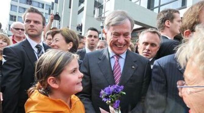 Bürgernaher Bundespräsident: Horst Köhler genießt vor dem Reutlinger Rathaus das Bad in der Menge.
FOTO: PACHER