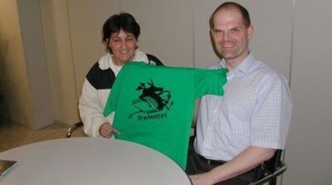 Erika Seitz und Ekki Bader mit dem Drachenstark-Shirt.  GEA-FOTO: IGL