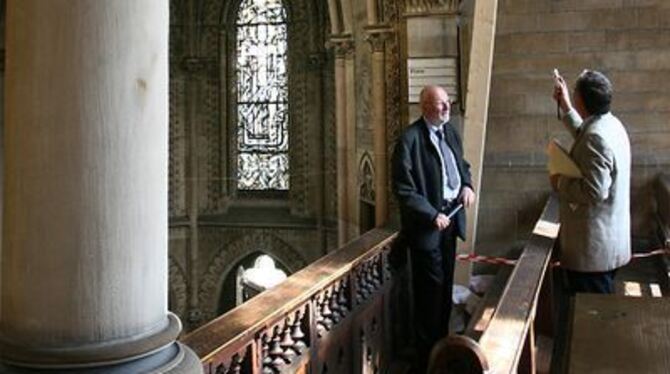 Morsches Gebälk, lecke Blechschindeln (rechts ein alter Schornstein): Die Katharinenkirche muss saniert werden. GEA-FOTOS: HD