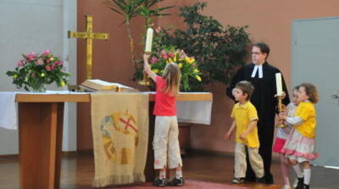 In der Leonhardskirche gestalteten Kinder fleißig den österlichen Festgottesdienst mit. GEA-FOTO: MEYER