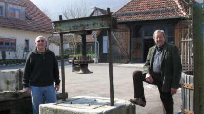 Vor dem Obstbaumuseum in Glems, hier mit den Vorsitzenden des Fördervereins Klaus-Dieter Lipp und Wolfgang Dürr, wird künftig üb