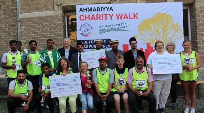 Stolze Truppe: Teilnehmer und Begünstigte des Charity Walks samt Bürgermeister Robert Hahn (Vierter von links, hinten). FOTO: SP