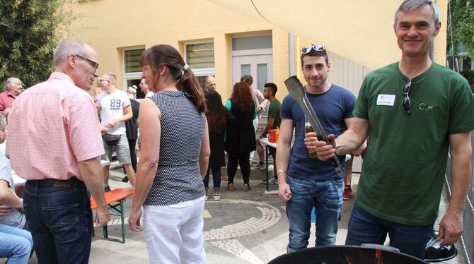 Heimleiter Martin Schneider (rechts) hatte mit den Jugendlichen derReutlinger Werkstattschule zum Tag der offenen Tür geladen. F Heimleiter Martin Schneider (rechts) hatte mit den Jugendlichen derReutlinger Werkstattschule zum Tag der offenen Tür geladen. F