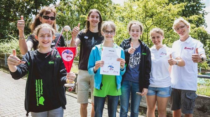 Die Mannschaft des Schulsanitätsdienstes des Pfullinger Friedrich-Schiller-Gymnasiums freut sich über ihren Sieg.  FOTO: GROSSER