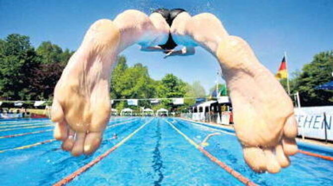 Kick mit Folgen: Schwimmen aktiviert nahezu alle Muskeln und schont auch noch die Gelenke. FOTO: DPA