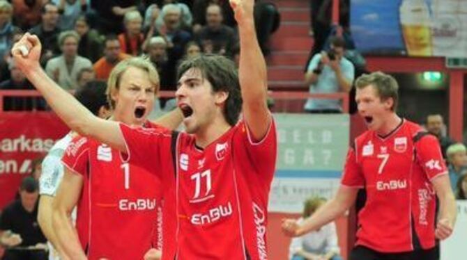 Bestreitet heute sein letztes Heimspiel für die Rottenburger Bundesliga-Volleyballer: Kapitän Thomas Welz (rechts) gibt dem Beru