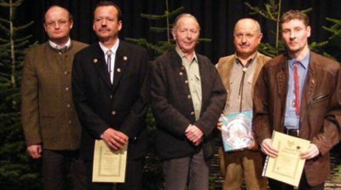 Verdienstnadeln erhielten bei den Jägern des Kreises (von links) Bernd Wohland, Wolfgang Auer (Gold), Franz Schwarz, Karl-Heinz