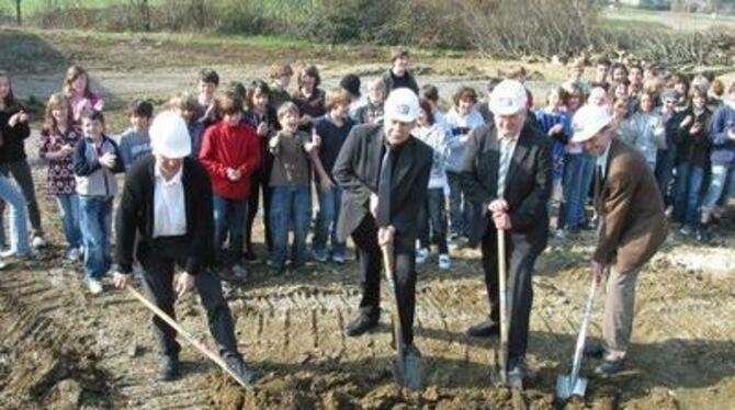 Unter Beobachtung durch Schüler legen (von links) Architekt Ernst-Martin Rempfer, Rektor Helmut Dreher, OB Werner Fifka und Mich