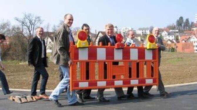 Sie machen den Weg frei: Jetzt kann hinter den Zäunen gebaut werden.  GEA-FOTO: PP