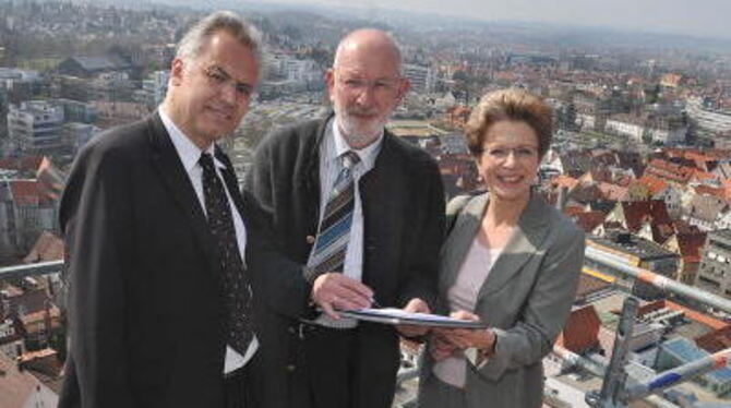 Aussichtsreiche Unterschrift: Kulturamtsleiter Dr. Werner Ströbele, Dekan Dr. Jürgen Mohr und Barbara Bosch ganz oben. FOTO: TRI