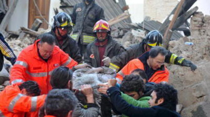 Rettungskräfte suchen nach dem Erdbeben in Italien Überlebende in den Trümmern. FOTO: DPA