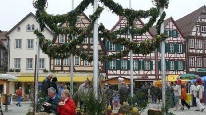 Zum Lammevent und zur Ausstellung im Schloss ist auch der Bad Uracher Marktplatz österlich geschmückt.  FOTO: MAR