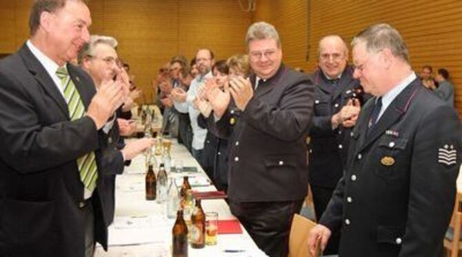 Mit lang anhaltendem Beifall wurde Peter Eisele (rechts) nach zwanzig Jahren als Feuerwehr-Chef verabschiedet. FOTO: BAIER