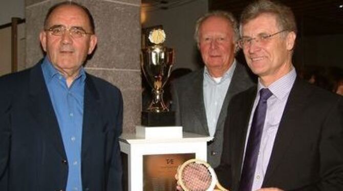 Drei von vier Vorsitzenden des Tennisvereins (von links): Karl Junk, Hanns Kärcher, Eberhard Geiger. Sie stehen um die extra für