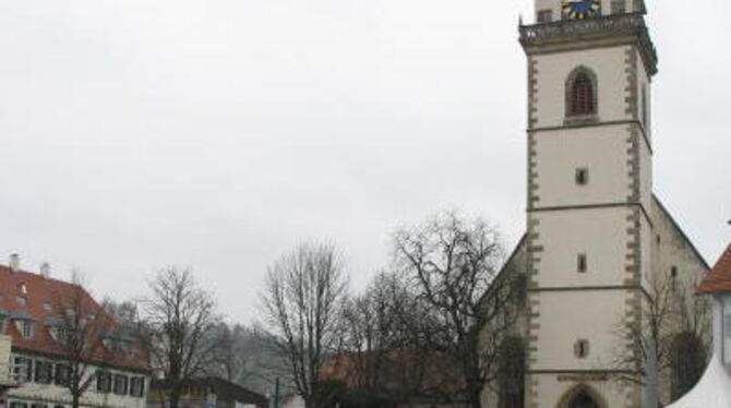 Nur die Baugrube ist bislang zu sehen: Gegenüber der Martinskirche in Metzingen entsteht ein sogenanntes Designerhotel. GEA-FOTO