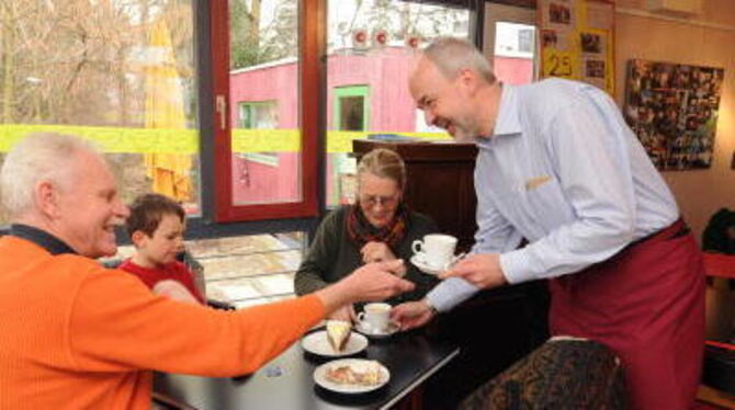 Das macht Laune: Reutlingens Landrat Thomas Reumann serviert im &raquo;Kaffeehäusle&laquo; Kaffee und Kuchen. GEA-FOTO: PACHER