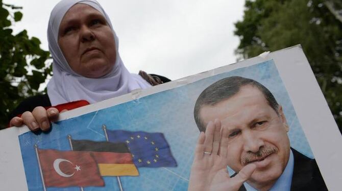 Eine Erdogan-Anhängerin demonstriert in Berlin. Foto: Paul Zinken