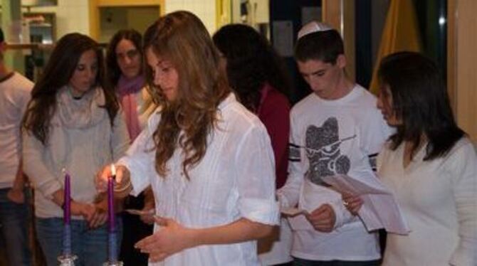 Schüler im Karl-von-Frisch-Gymnasium gestalteten gemeinsam mit den Gästen aus Israel die Kidduschfeier.
FOTO: HAMMER