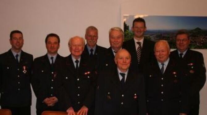 Ehrungen bei der Feuerwehr Eningen (von links): Marc Hartmann, Alexander Hummel (beide 25 Jahre), Gerhard David (60), Hans-Peter