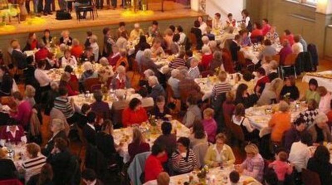 Volle Festhalle beim Frühstückstreff der Frauen in Bad Urach. 
FOTO: EG