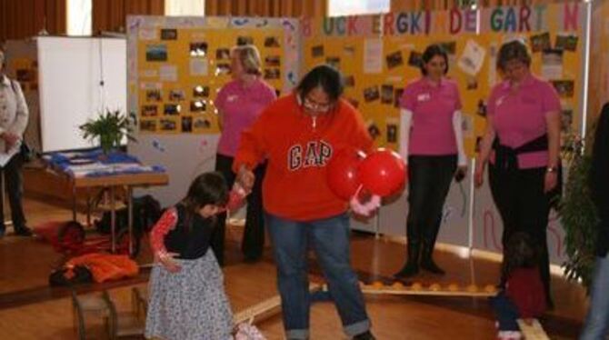 Info-Tafeln für die Eltern, Spiele für die Kinder: So präsentierten sich die Kindergärten in der Grieshaber-Halle. 
FOTO: SCHEUR