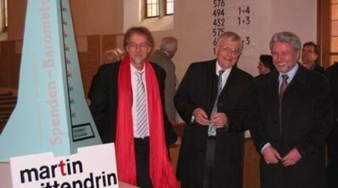 Pfarrer Michael Odenwald (von links) startete zusammen mit Eberhard Schaich und Bernhard Knauss eine Spendenkampagne.  
FOTO: LO