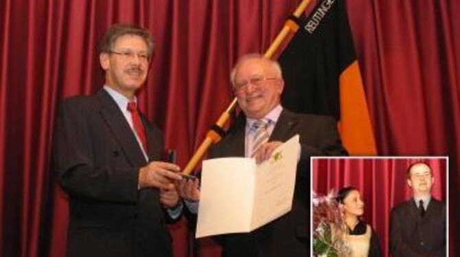 Staatssekretär Dieter Hillebrand (links) überreicht Manfred Gründken die Staufermedaille. Rechts im Bild die neuen Kolpinghausle