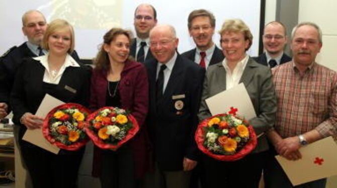 Geehrte Mitglieder des DRK-Ortsvereins mit Rekordhalter Paul Mohl (Mitte), der seit 50 Jahren dabei ist. FOTO: ANSTÄDT